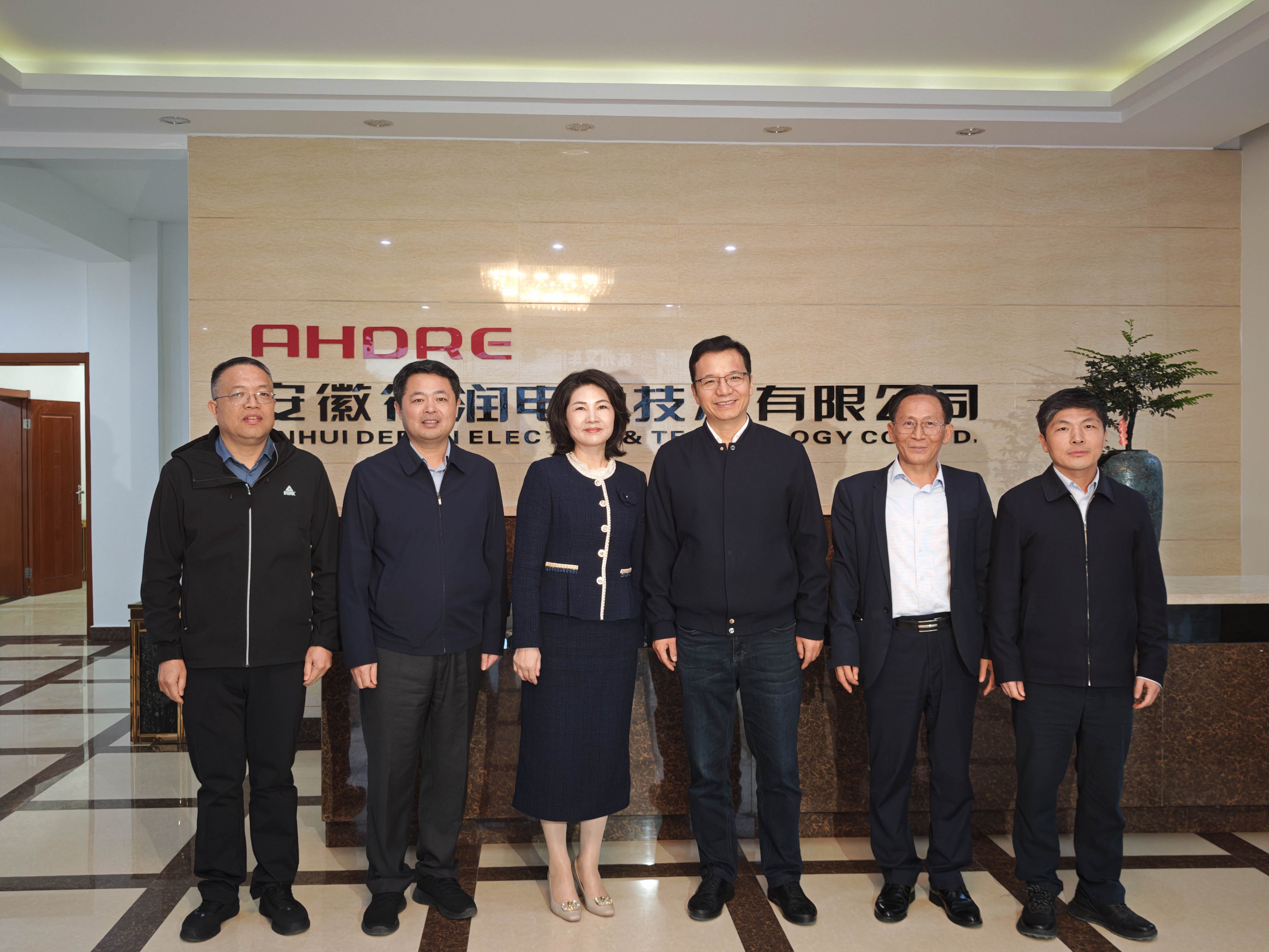 长丰县县委书记李孝鸿莅临得润电气走访调研  合影